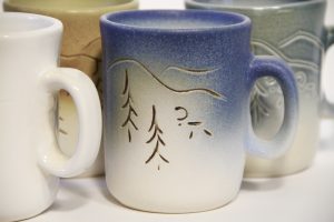 Tunturissa tuulee kahvikuppi eri värejä