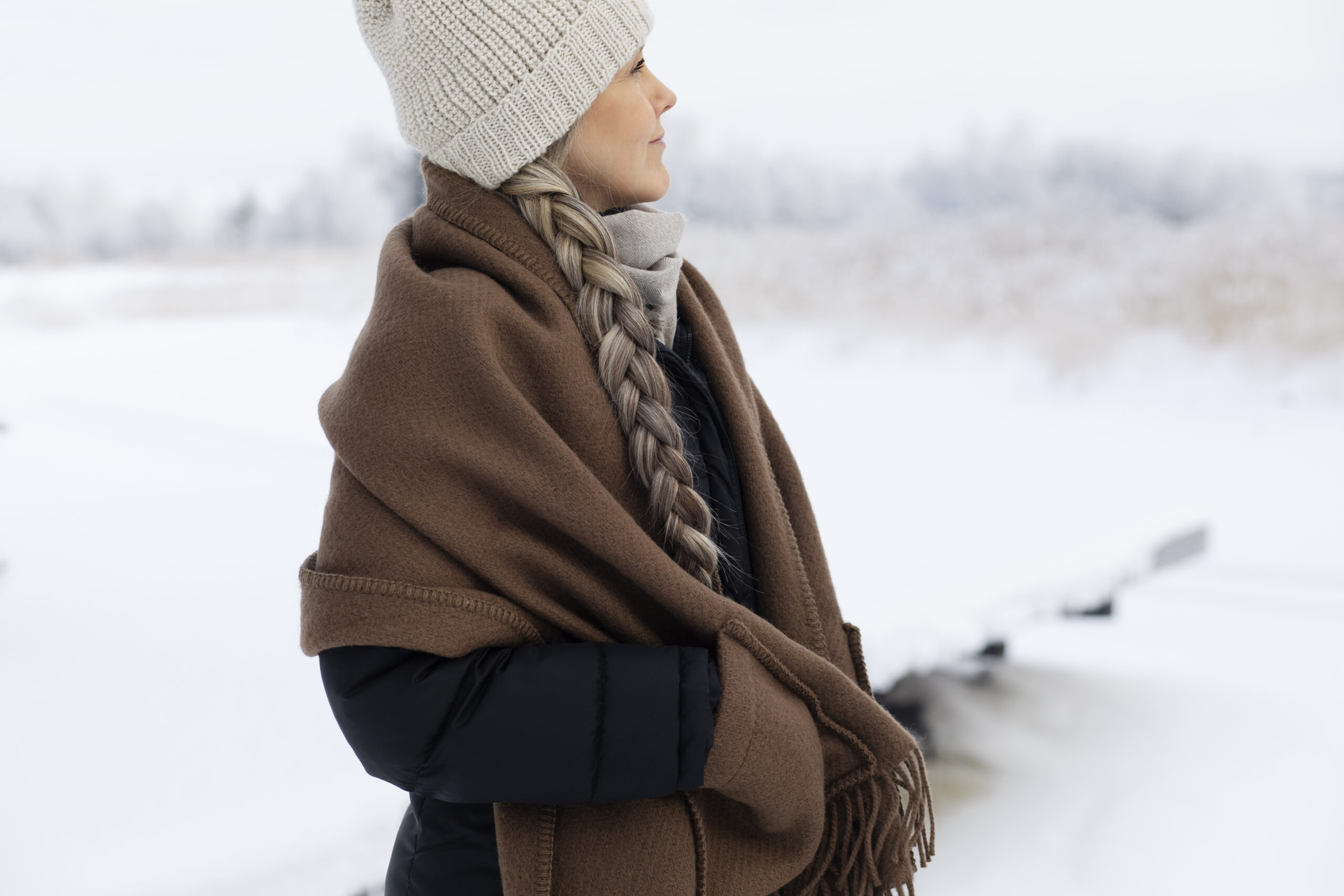 lapuankankurit_uni_pocket_shawl_mocca_2_Bjarmia